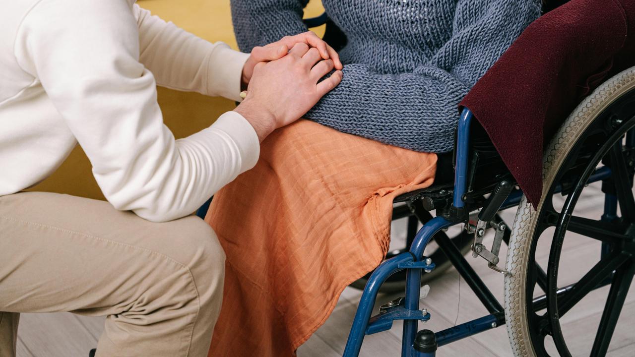 SLA, dalla Regione Marche 1,3 milioni di euro per i caregiver familiari. Nel 2025 aumentate le domande presentate