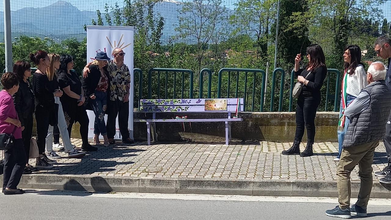 Spinetoli, una panchina viola per sensibilizzare e dare voce a chi convive con la fibromialgia. L'assessore Mascetti: ''Importante essere vicini alle persone''