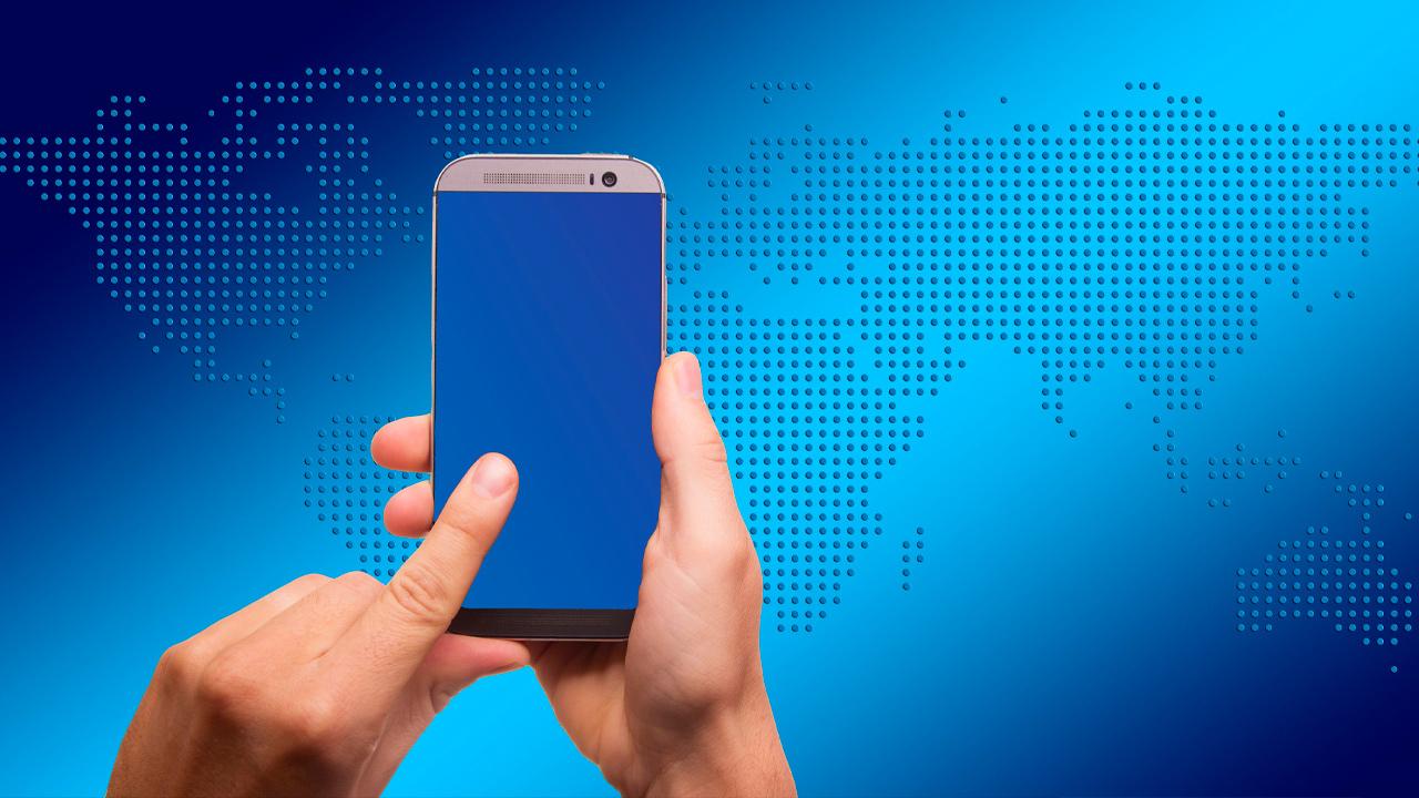 Restare connessi all’estero: una guida semplice alle eSIM da viaggio, al roaming e alle SIM locali