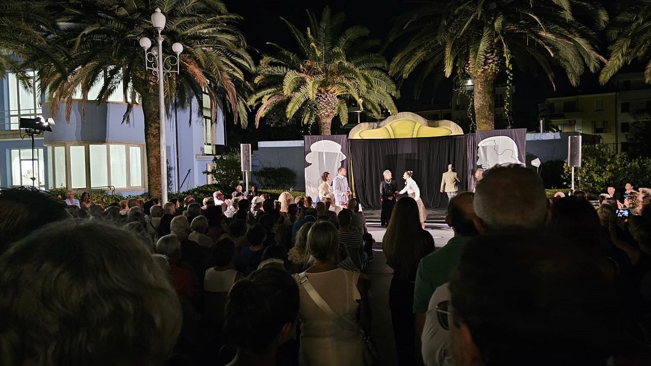 San Benedetto del Tronto, applausi e risate per 