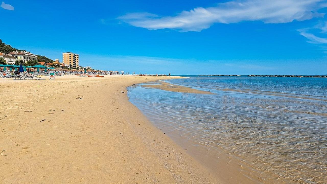 Grottammare, riapre la spiaggia ad alta accessibilità “Peppe Greco”. Un caffè di benvenuto per chi sceglie treno e bici