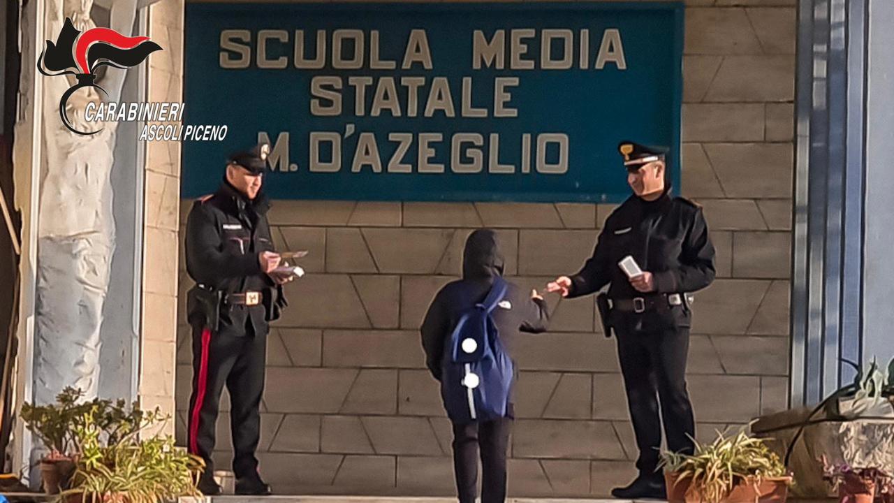 Carabinieri di Ascoli Piceno contro il bullismo. Incontro con i ragazzi e distribuzione del “bullizzometro” in alcune scuole del territorio