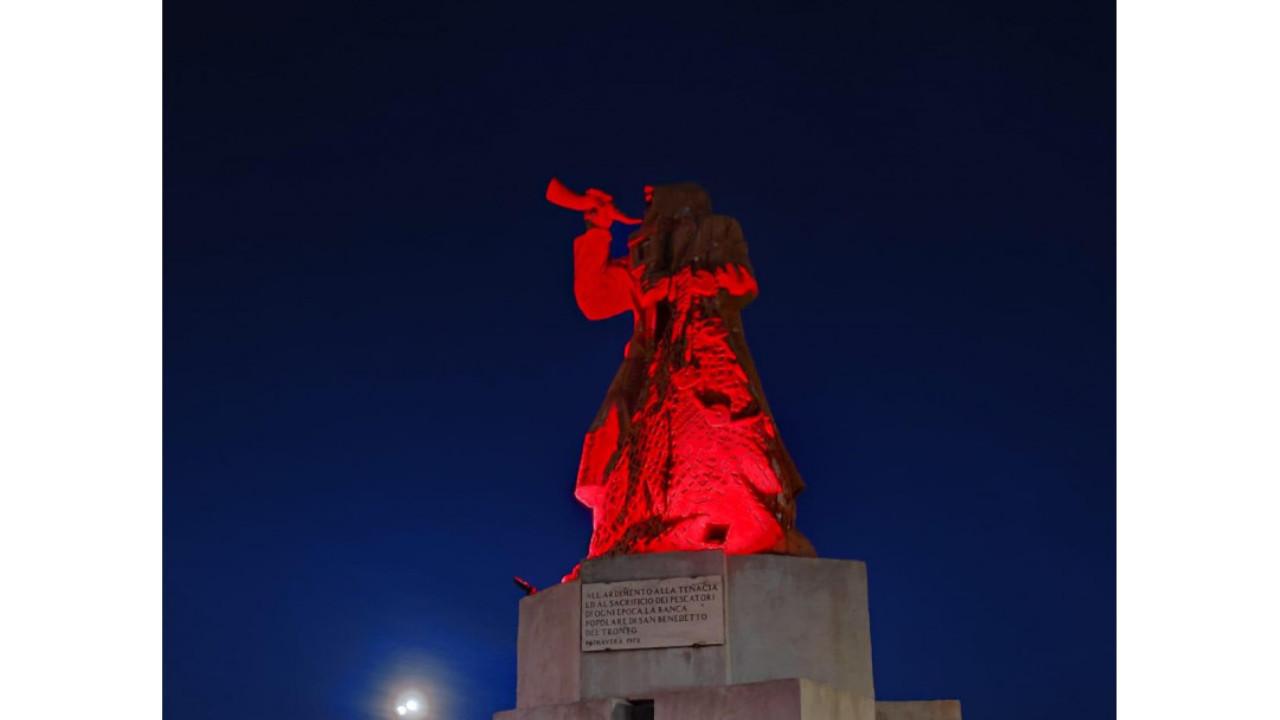 San Benedetto del Tronto, donazione degli organi: teatro Concordia e monumento al Pescatore si illuminano di rosso