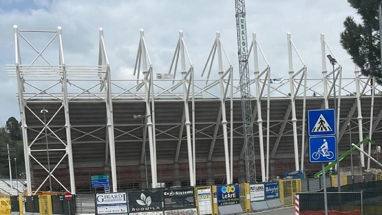 Ascoli Piceno, ultimato il posizionamento dei gradoni nella nuova Curva Sud dello stadio 