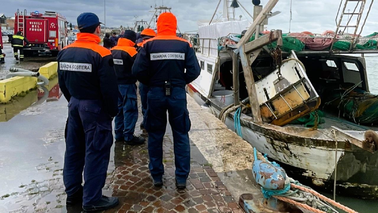 Peschereccio rischia di affondare nel porto di San Benedetto del Tronto