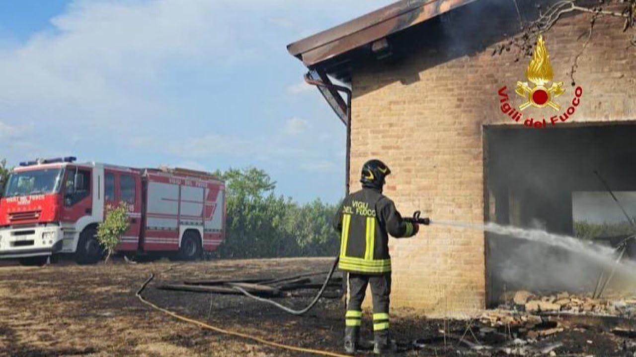 Vigili del fuoco in azione per incendio in una falegnameria ad Offida. Scoperchiamento di un tetto a Casette d'Ete