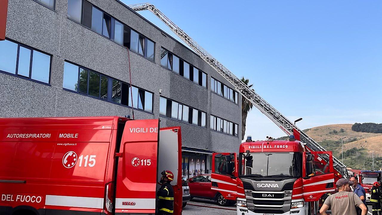 Ascoli Piceno, Vigili del fuoco in azione per un incendio divampato in uno stabilimento di fronte al Picchio Village