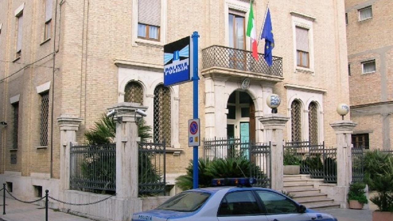 Fuma uno spinello in un bar di San Benedetto, i poliziotti lo perquisiscono e gli trovano addosso 11 dosi di cocaina