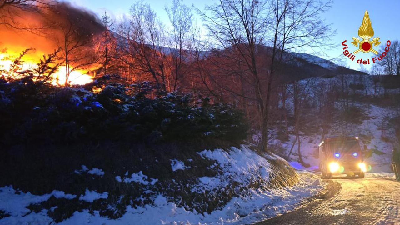 Amandola, a fuoco baita in località Garulla Superiore. Evacuati in sicurezza gli animali presenti all’interno della struttura