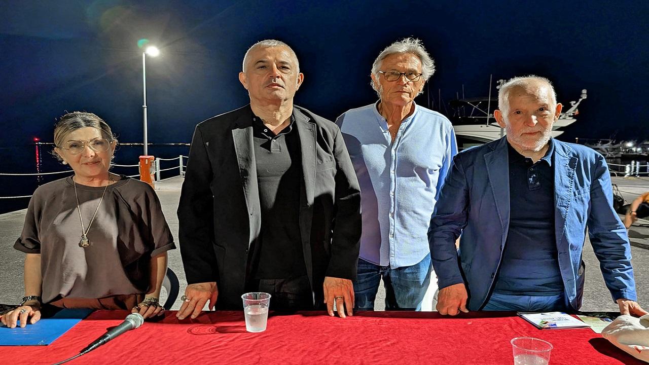 Alessandro Bertante porta la distopia a San Benedetto: folla al Circolo Nautico per ''E tutti danzarono''