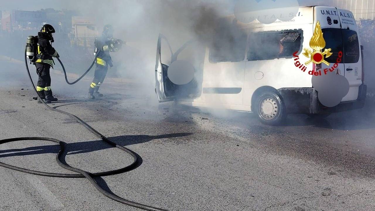 Ascoli-Mare, minibus in fiamme dopo un pellegrinaggio a Loreto. Pronto intervento dei Vigili del fuoco, nessuna conseguenza