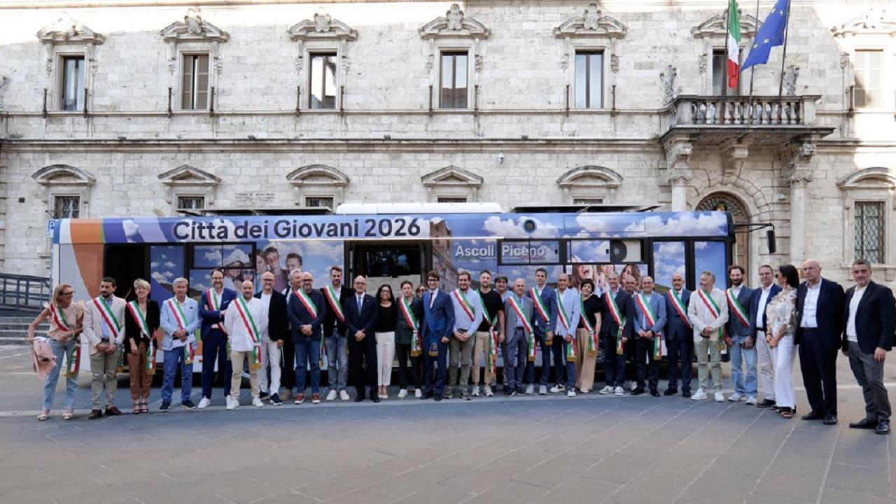 Ascoli Piceno Città Italiana dei Giovani 2026: presentato il ‘Pullman del futuro’