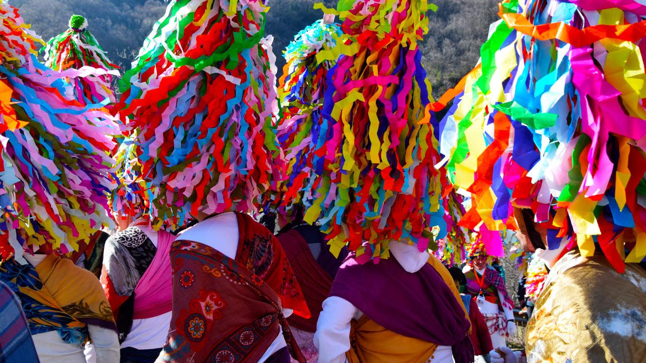 Acquasanta Terme, la 55ª edizione della Festa d’Autunno si colora con le coccarde degli Zanni