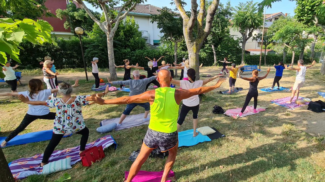 “Summer Yoga – Laboratori di prevenzione della salute”, a Martinsicuro via a ciclo di lezioni gratuite di yoga all’aperto