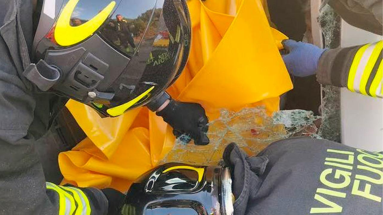 Acquasanta Terme, incidente stradale a Ponte d'Arli. Ferito conducente di un furgone ribaltato dopo uscita di strada
