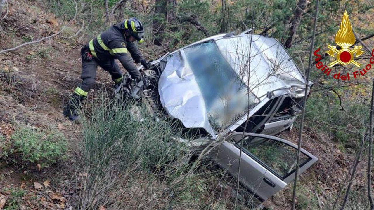 Ascoli Piceno, auto precipita in una scarpata a Cervara. Deceduti i due occupanti del veicolo