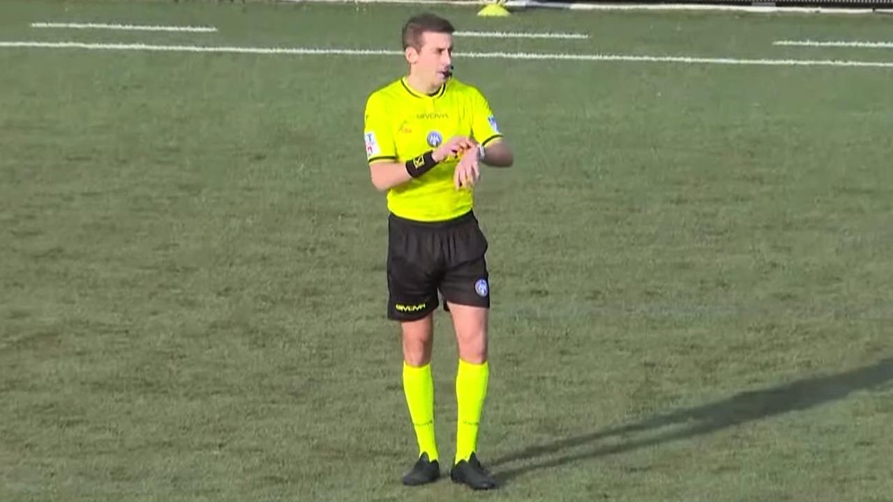  Pontedera-Ascoli all'ex sbandieratore D'Eusanio. A fine Novembre diresse il match vinto 1-0 dai toscani con la Juve Next Gen