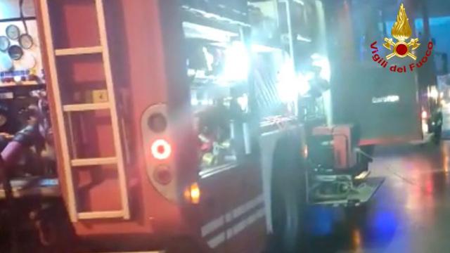 Ascoli Piceno, intervento notturno dei Vigili del Fuoco per incendio in ditta di materiale plastico
