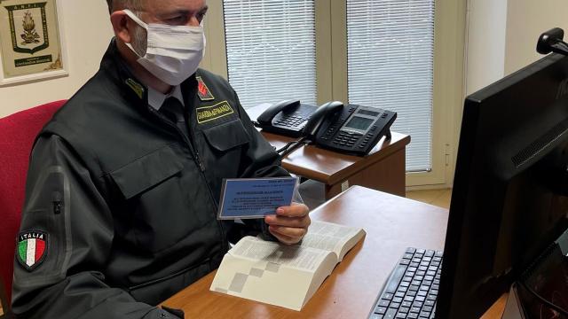 Civitanova, parcheggia in spazi riservati a Guardia di Finanza con falso contrassegno disabili. Multa e denuncia