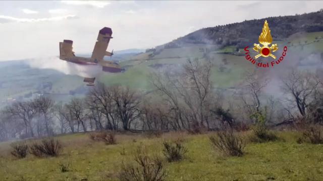 Treia, Vigili del fuoco al lavoro per incendio boschivo. Sul posto anche un Canadair