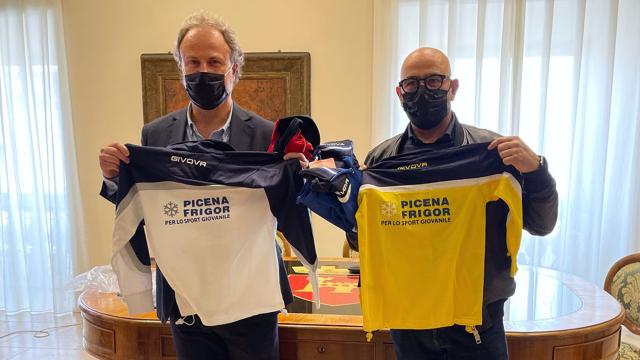 Ascoli, l'azienda Picena Frigor dona mille tute alle realtà sportive del territorio