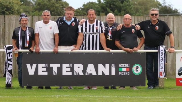 Ascoli Calcio, tifosi Woodbridge Town espongono striscione “Veterani” durante un match di campionato