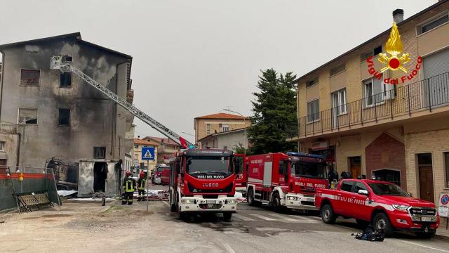 Cossignano, a fuoco autocisterna carica di gasolio. Coinvolta e danneggiata palazzina di tre piani 