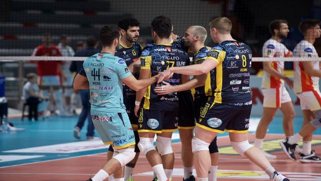 Pallavolo Serie A2, la Yuasa Battery Grottazzolina vince al tie-break a Reggio Emilia