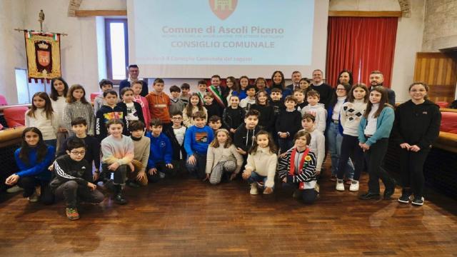 Ascoli Piceno, insediato il Consiglio Comunale dei ragazzi. Giacomo Di Sabatino eletto sindaco