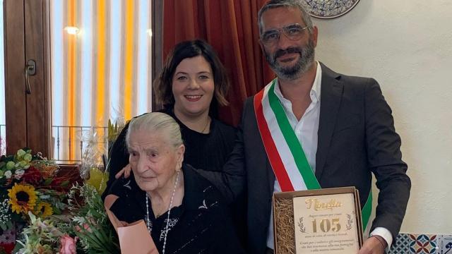 Maltignano, Nonna Ninetta festeggia 105 anni. Auguri e targa ricordo per la cittadina più longeva 