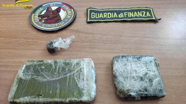 Guardia Finanza Fermo, automobilista fermato lungo la costa. Sequestrati 160 grammi di hashish