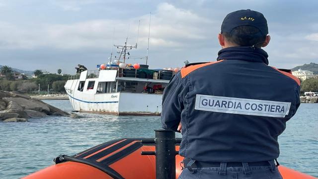 San Benedetto del Tronto: peschereccio impatta contro gli scogli, intervento di Vigili del Fuoco e Guardia Costiera