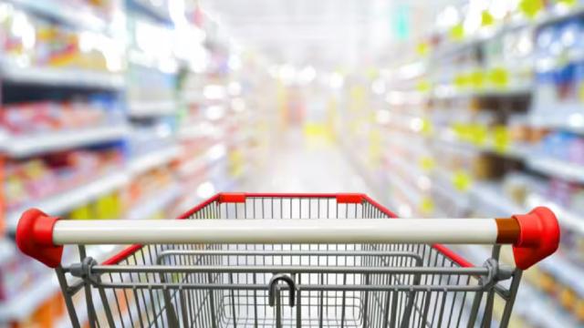 Commercio, analisi Coldiretti: si svuota il carrello ma si spende di più