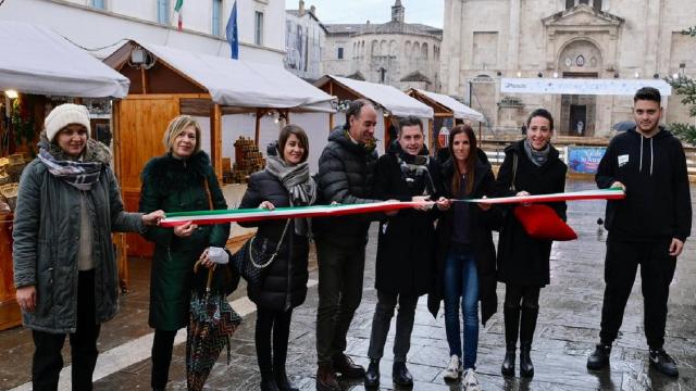 Ascoli Piceno, inaugurato Villaggio di Natale in Piazza Arringo con pista di ghiaccio e 30 casette di legno