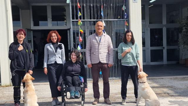 All'IIS ''A. Capriotti'' di San Benedetto inclusione e dog therapy: coinvolte 11 classi e 4 cani Labrador