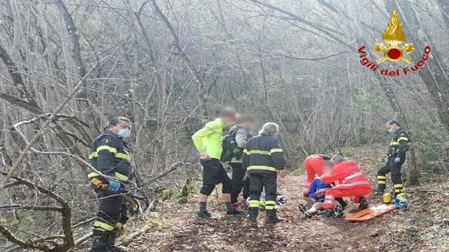 San Severino Marche, Vigili del Fuoco soccorrono ciclista caduto in zona impervia