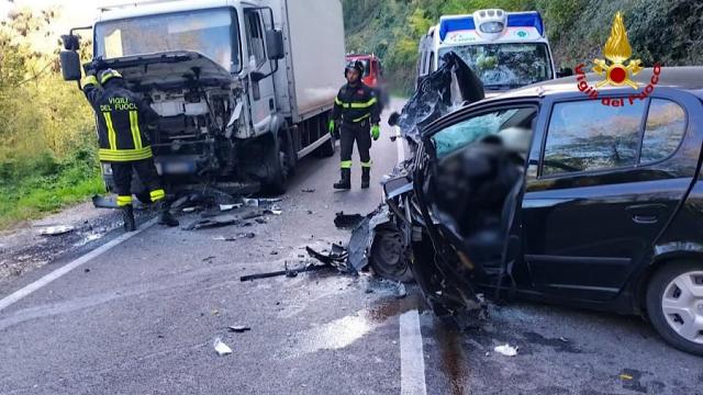 Amandola, scontro tra camion e autovettura. Un ferito soccorso da eliambulanza