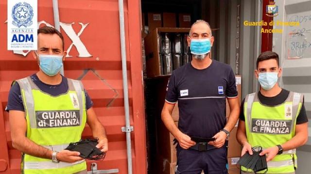 Guardia di Finanza, al porto di Ancona bloccata importazione di 280mila mascherine chirurgiche