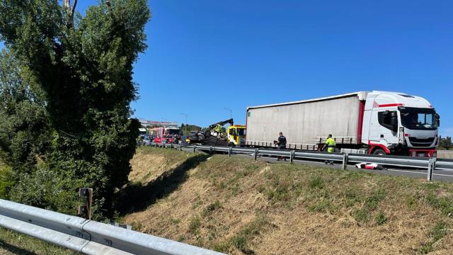 Porto San Giorgio, incidente in autostrada con due feriti. Ancora code e disagi 