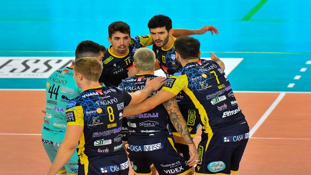 Pallavolo Serie A2, la Yuasa Battery Grottazzolina si impone 3-1 nella bolgia di Ortona