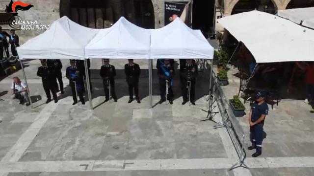 Ascoli Piceno, parata militare in Piazza Arringo per i 209 anni dalla Fondazione dei Carabinieri
