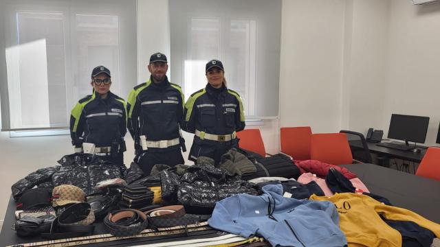 San Benedetto del Tronto, capi d’abbigliamento contraffatti sequestrati dalla Polizia Locale