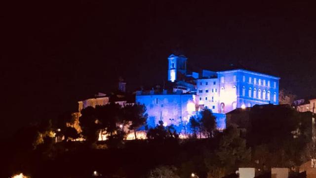 Monteprandone aderisce alla campagna ''Uniti per la dislessia'': Palazzo Comunale e il Borgo Storico illuminati di blu