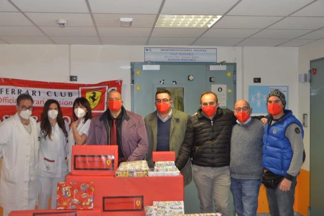 Il Club Ferrari di Castorano dona giocattoli ai due reparti di Pediatria del Piceno