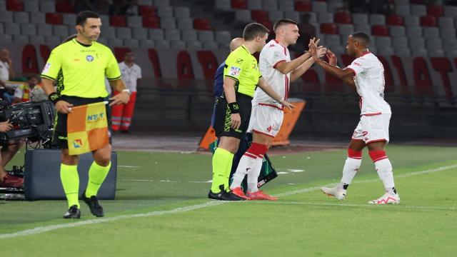 Bari-Palermo 0-0, i Galletti tengono botta con due uomini in meno. Di Mariano sbaglia un rigore