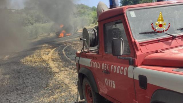 Castignano, mietitrebbia prende fuoco. Oltre al mezzo in fiamme anche campo di grano