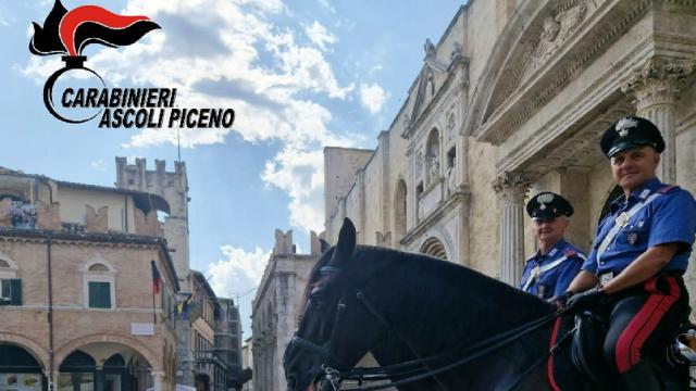 Ascoli Piceno, tornano i Carabinieri a cavallo per le vie del centro in vista della Quintana
