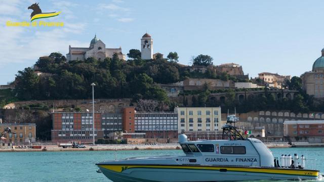 Guardia di Finanza Ancona: pesca di frodo, sequestrati 6mila ricci di mare