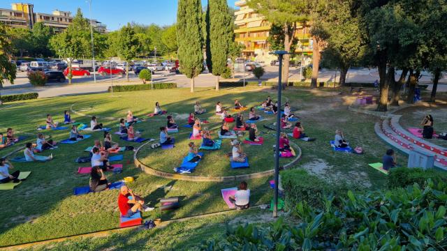 Unione Sportiva Acli, a Villa Pigna proseguono le lezioni gratuiti di yoga tenute dall'insegnante Eugenia Brega