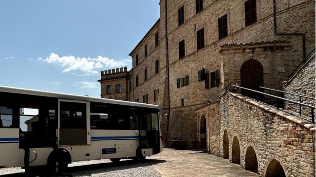 A Montalto delle Marche una 'corriera' di paese si trasforma in palcoscenico. Torna anche la Casserata